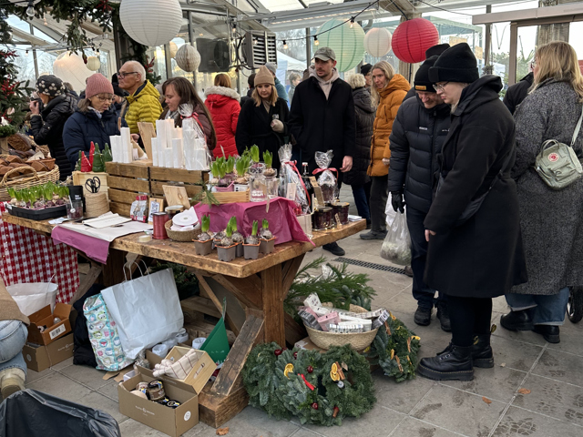 Människor tittar på varor på julmarknad